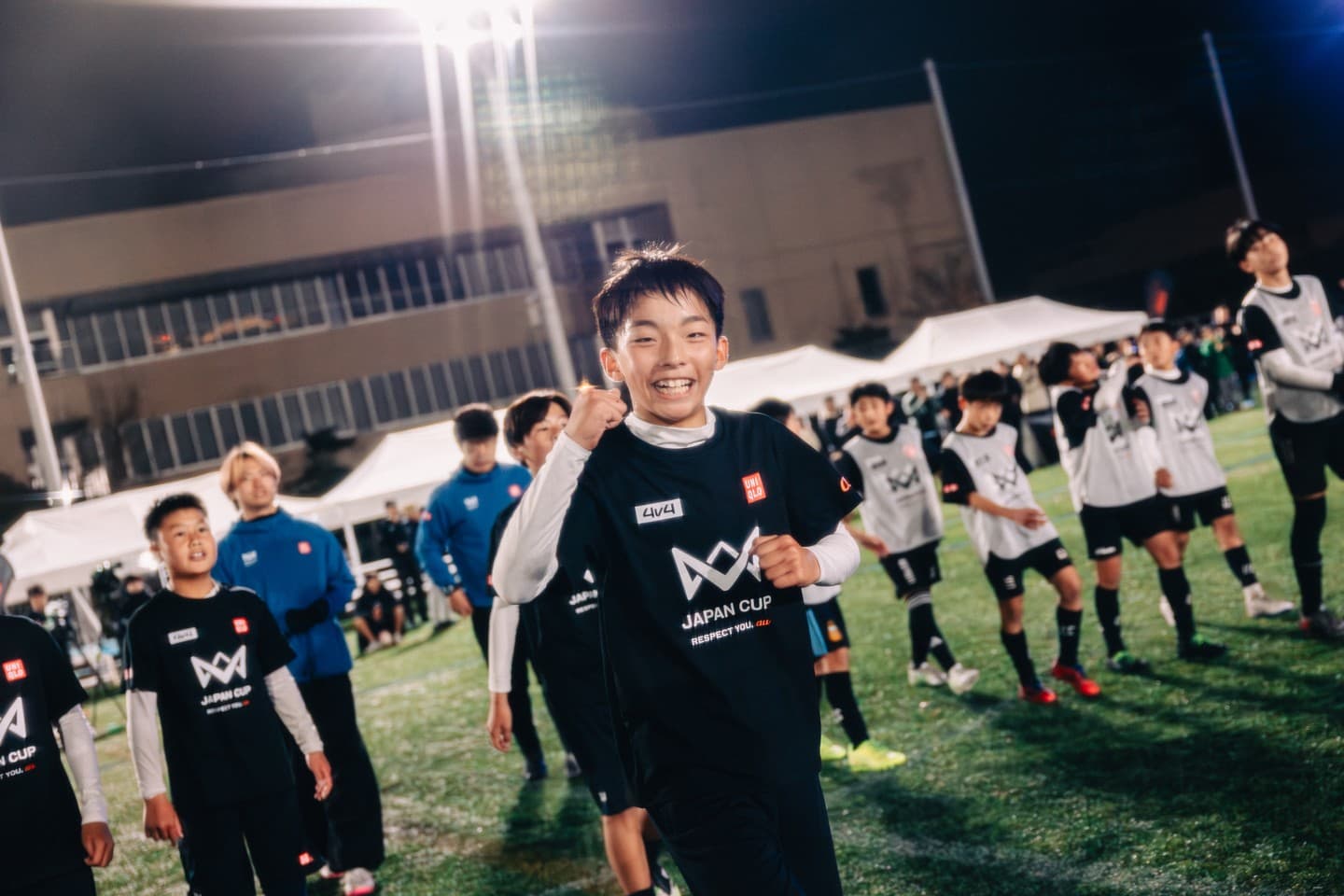 笑顔で拳を上げる選手